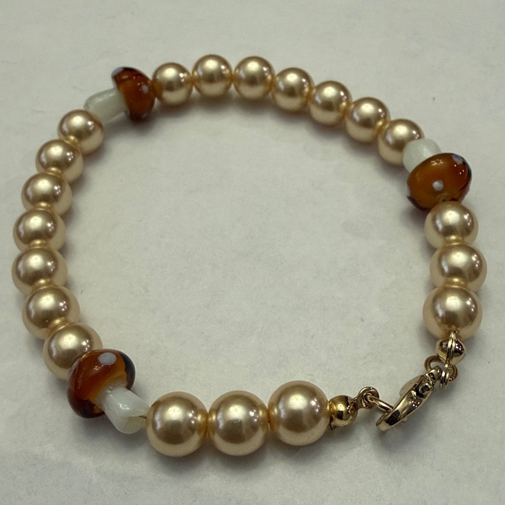 Anthropologie Pearl and Mushroom Beaded Charm Bracelet!!🔥🔥🔥 - Picture 9 of 16